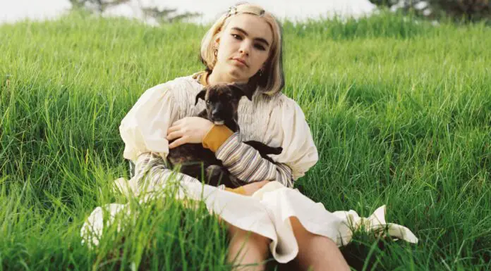 BENEE – ‘Hey u x’ review: supa-goofy pop that pokes fun at its own Gen-Z world Benee