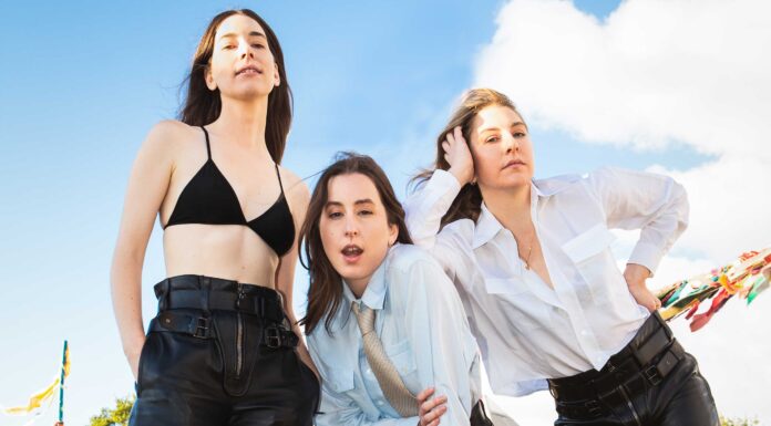 Haim backstage at Glastonbury: “Can you tell us where the fucking Rabbit Hole is?” Haim at Glastonbury 2022