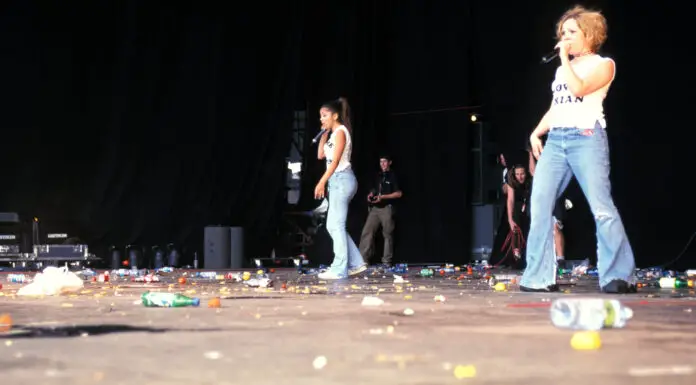 Corey Taylor says he consoled Daphne and Celeste after disastrous Reading 2000 performance Daphne & Celeste