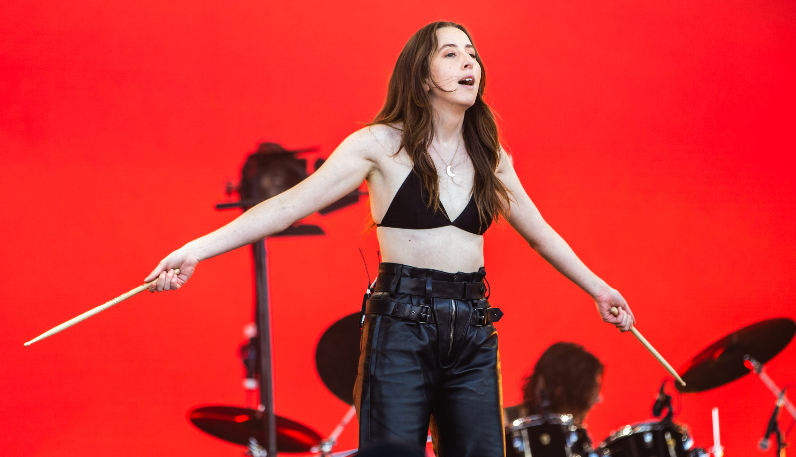 Alana Haim Glastonbury 2022