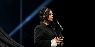 On her way to becoming a Glastonbury great, Lana Del Rey’s cinematic bubble gets burst Lana Del Rey at Glastonbury 2023