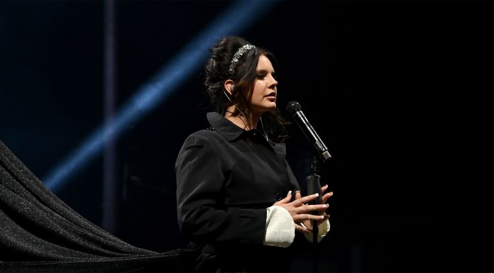 On her way to becoming a Glastonbury great, Lana Del Rey’s cinematic bubble gets burst Lana Del Rey at Glastonbury 2023