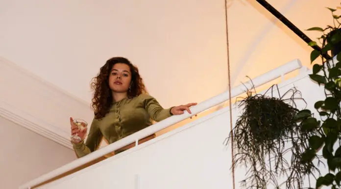 Nilüfer Yanya – ‘Feeling Lucky?’ EP review: the London songwriter lets the chips fall where they may Nilufer Yanya