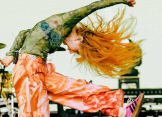 Watch Paramore bring out PinkPantheress to perform ‘Misery Business’ Hayley Williams Paramore ACL Festival 2022