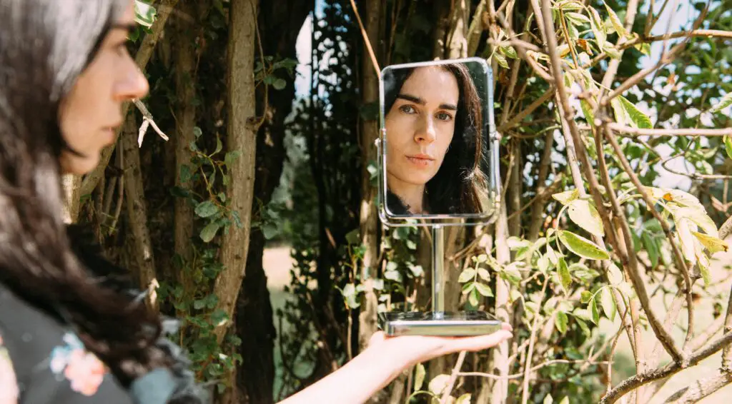 Irish Poet, Performer And Fashion Designer SINEAD O'BRIEN Shares Her New  Track 'Fall With Me', XS Noize