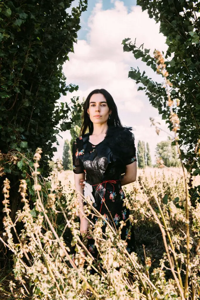 Irish Poet, Performer And Fashion Designer SINEAD O'BRIEN Shares Her New  Track 'Fall With Me', XS Noize