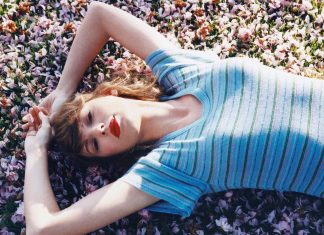 Prove your Swiftie status by beating these Taylor Swift-themed Connections Taylor Swift on a beach