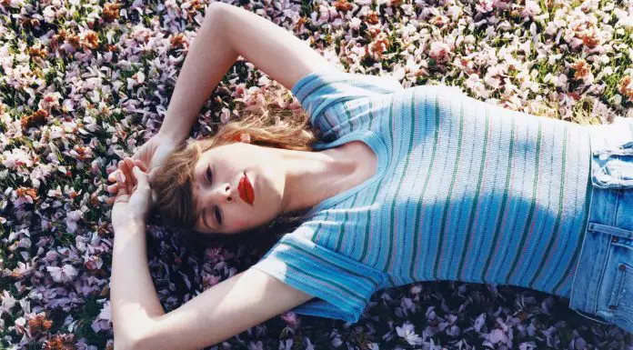 Prove your Swiftie status by beating these Taylor Swift-themed Connections Taylor Swift on a beach