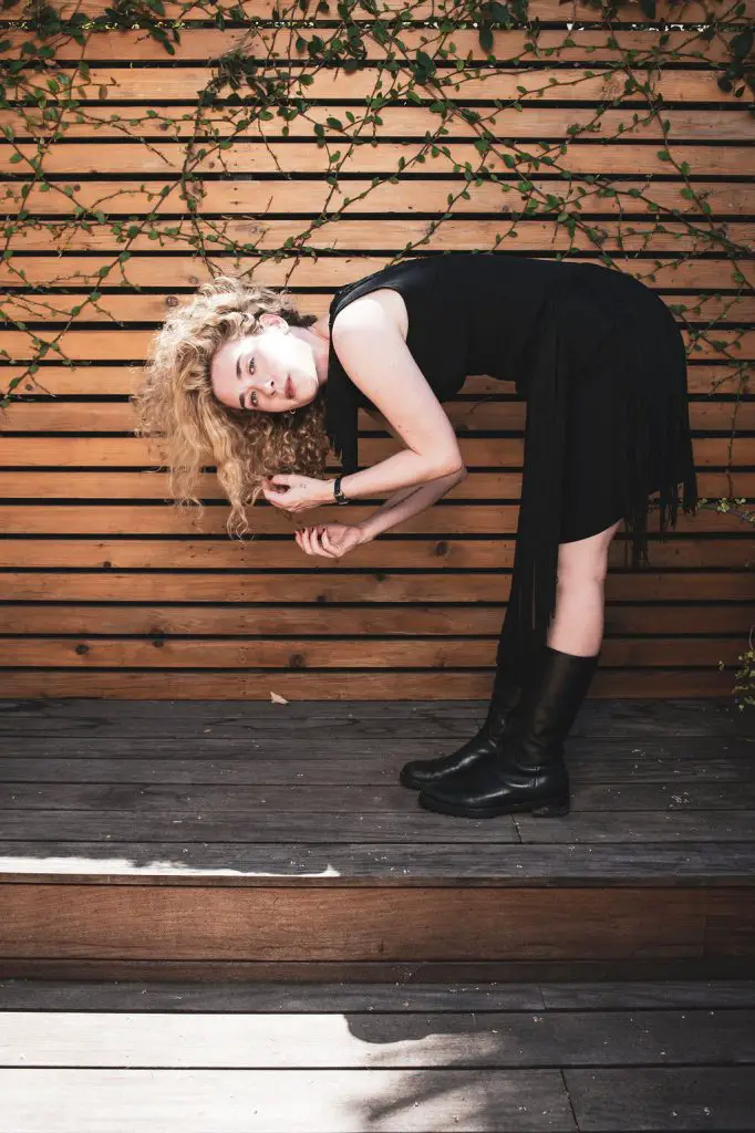 Blondshell bending over in Los Angeles 2026