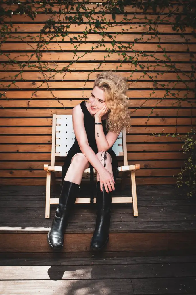 Blondshell on a chain in Los Angeles 2026