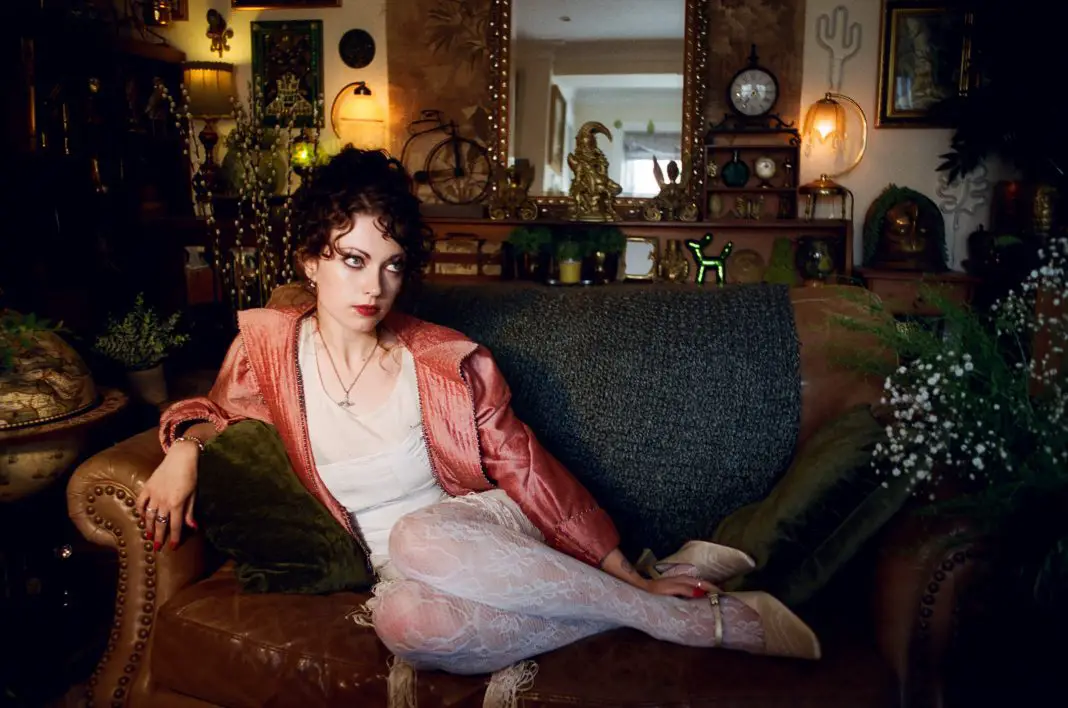 Vi-crop-7 Violet Grohl